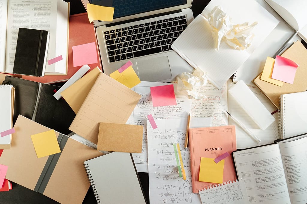 Bureau chargé de documents illustrant la charge administrative d’un entrepreneur
