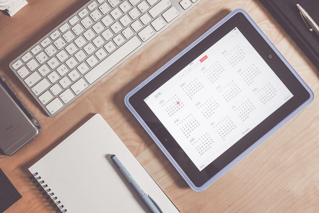 Ordinateur portable avec outils numériques pour organiser les tâches et les suivis administratifs