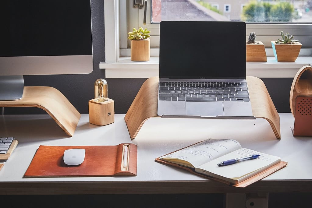 Espace de travail organisé pour collaborer avec une adjointe virtuelle à distance