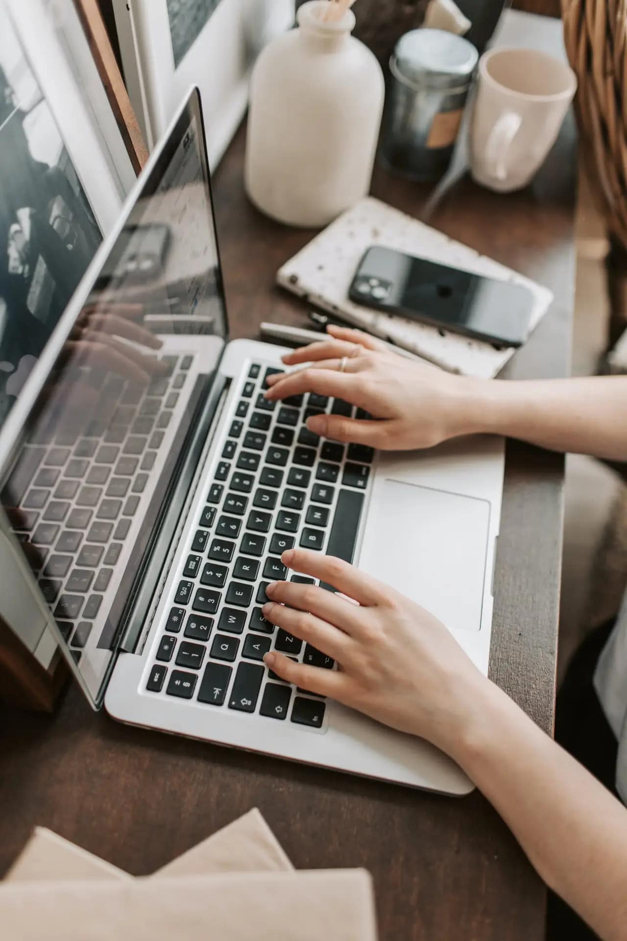 Professionnelle organisant des outils numériques et des documents administratifs