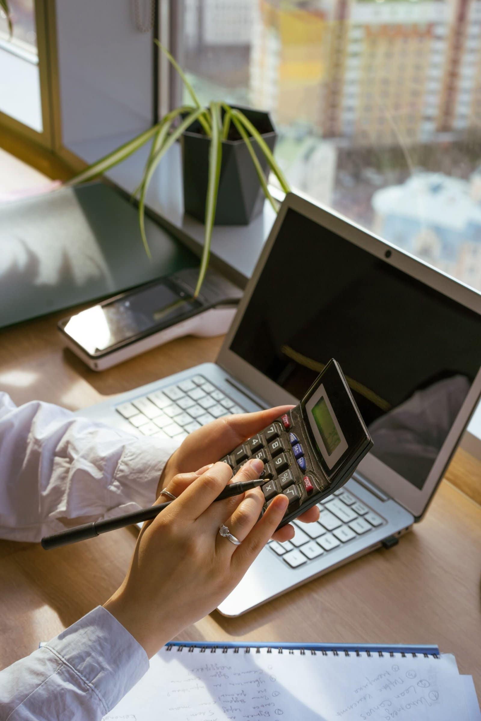 Professionnelle effectuant un suivi comptable à son bureau