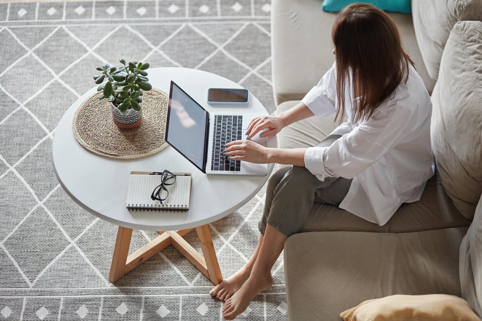 Professionnelle rédigeant du contenu web sur un ordinateur