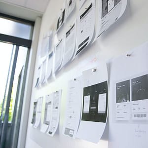 Documents administratifs organisés sur un tableau