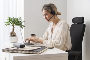 Professionnelle travaillant sur ses suivis administratifs