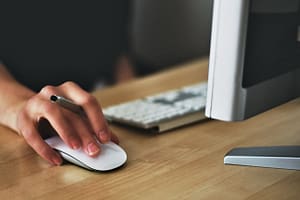 Utilisation d’un ordinateur pour effectuer des suivis administratifs